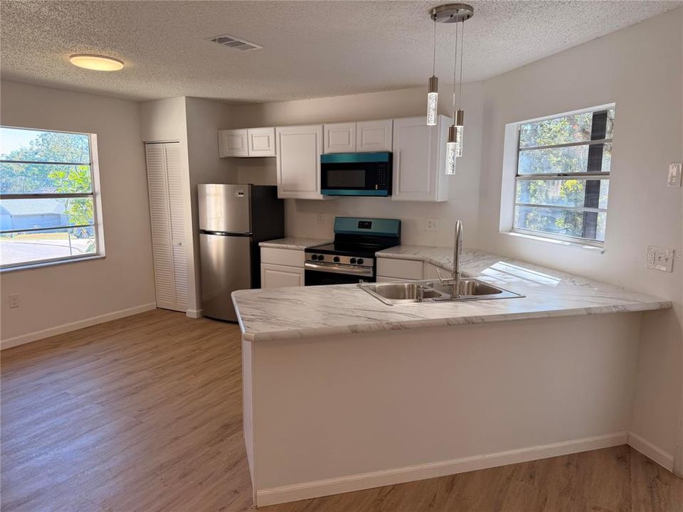 For Sale: $199,000 (2 beds, 2 baths, 933 Square Feet)