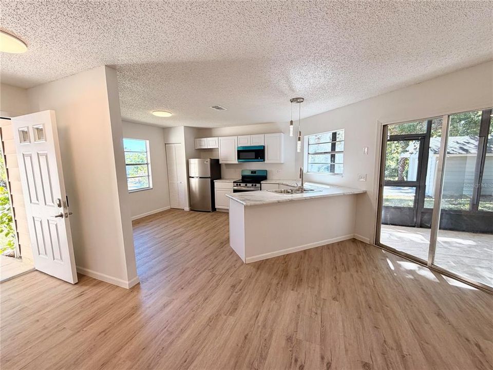 For Sale: $199,000 (2 beds, 2 baths, 933 Square Feet)