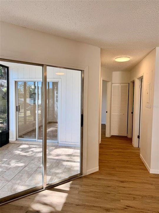 For Sale: $199,000 (2 beds, 2 baths, 933 Square Feet)