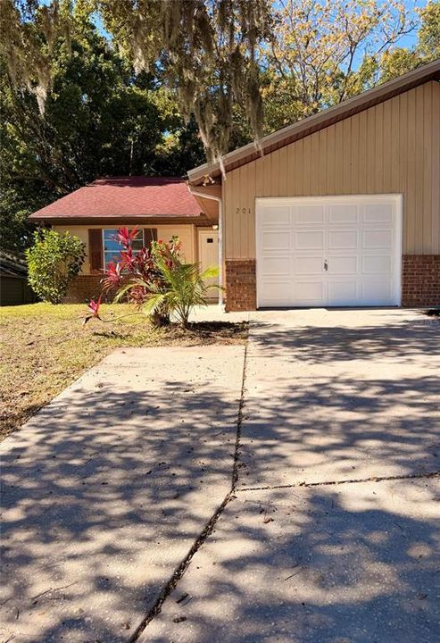 For Sale: $199,000 (2 beds, 2 baths, 933 Square Feet)