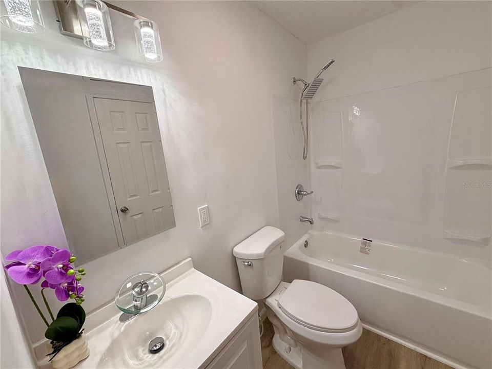 For Sale: $199,000 (2 beds, 2 baths, 933 Square Feet)