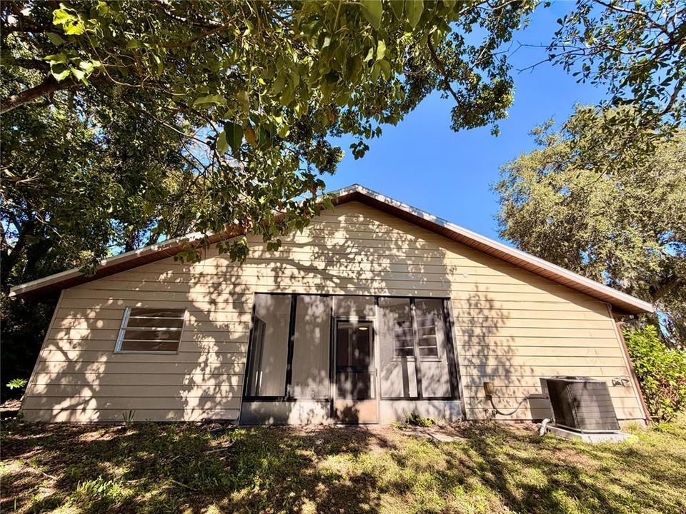 For Sale: $199,000 (2 beds, 2 baths, 933 Square Feet)