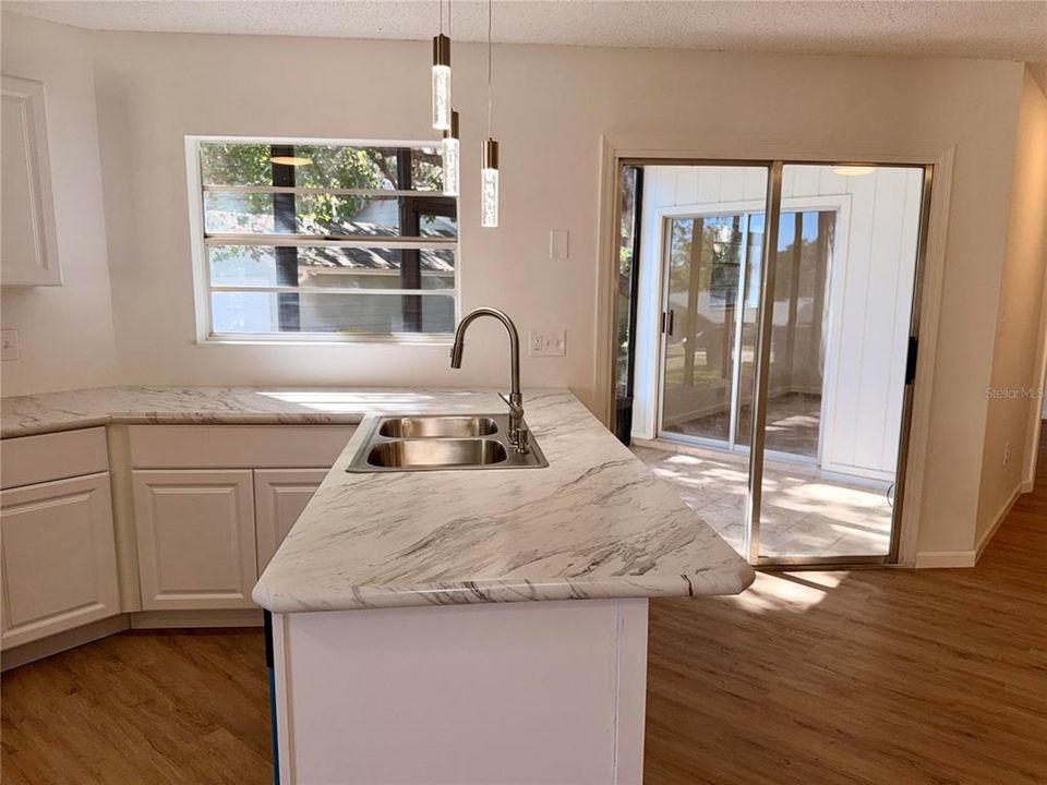 For Sale: $199,000 (2 beds, 2 baths, 933 Square Feet)