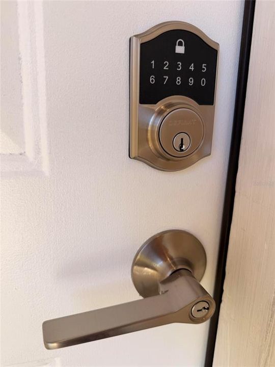 For Sale: $199,000 (2 beds, 2 baths, 933 Square Feet)