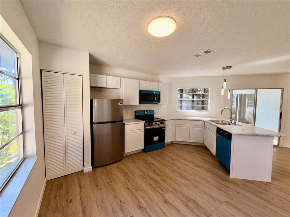 For Sale: $199,000 (2 beds, 2 baths, 933 Square Feet)