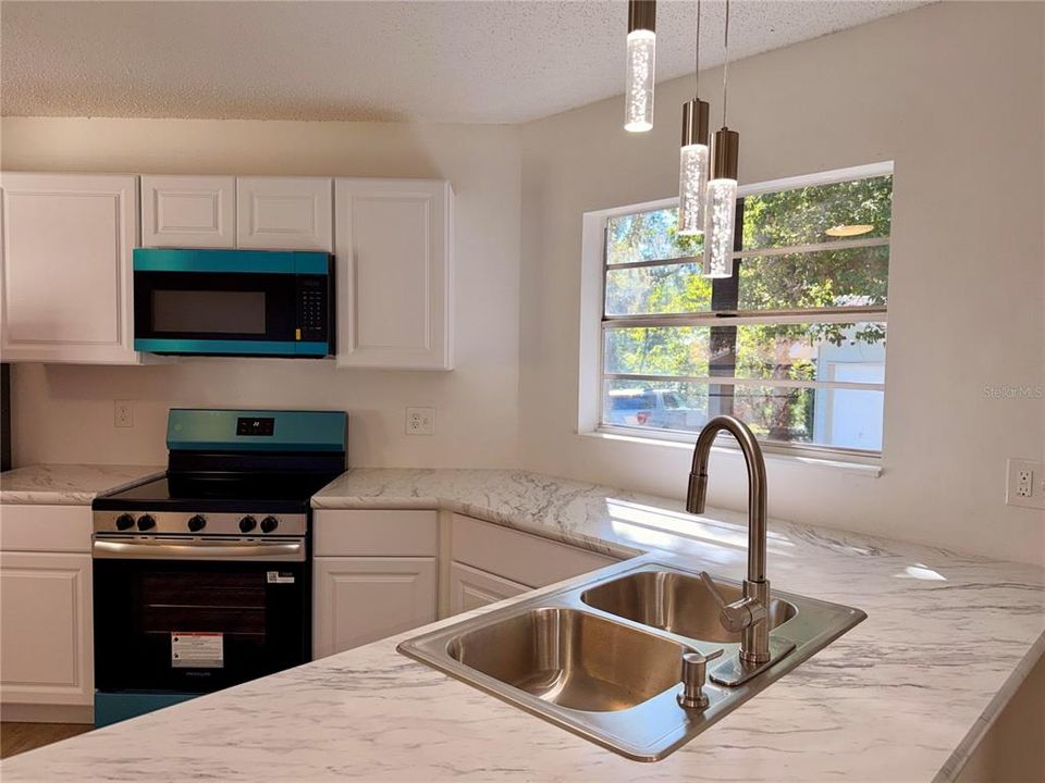 For Sale: $199,000 (2 beds, 2 baths, 933 Square Feet)