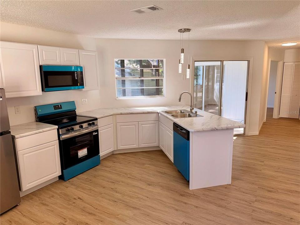 For Sale: $199,000 (2 beds, 2 baths, 933 Square Feet)