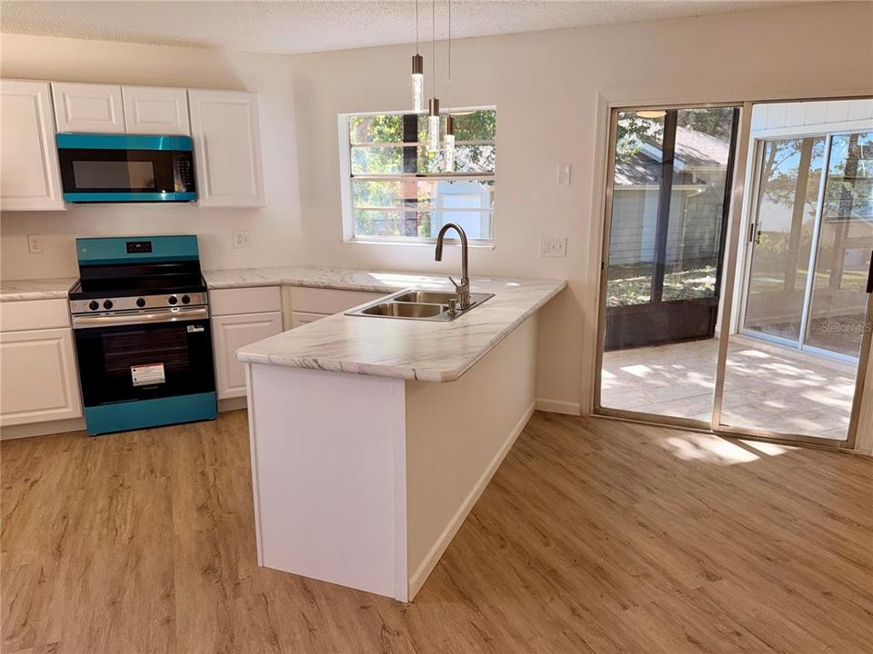 For Sale: $199,000 (2 beds, 2 baths, 933 Square Feet)