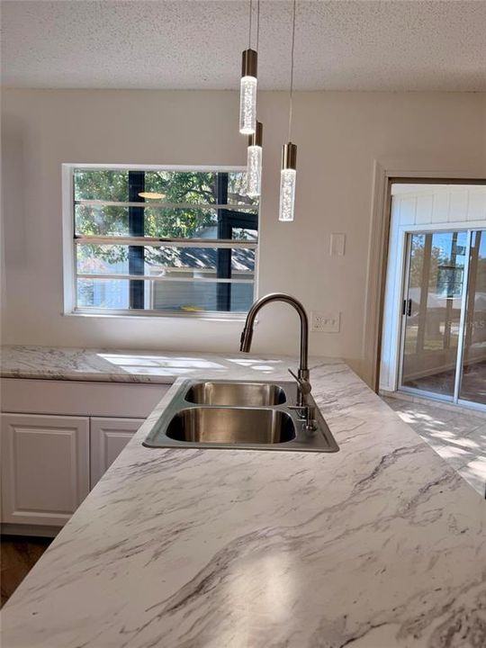 For Sale: $199,000 (2 beds, 2 baths, 933 Square Feet)