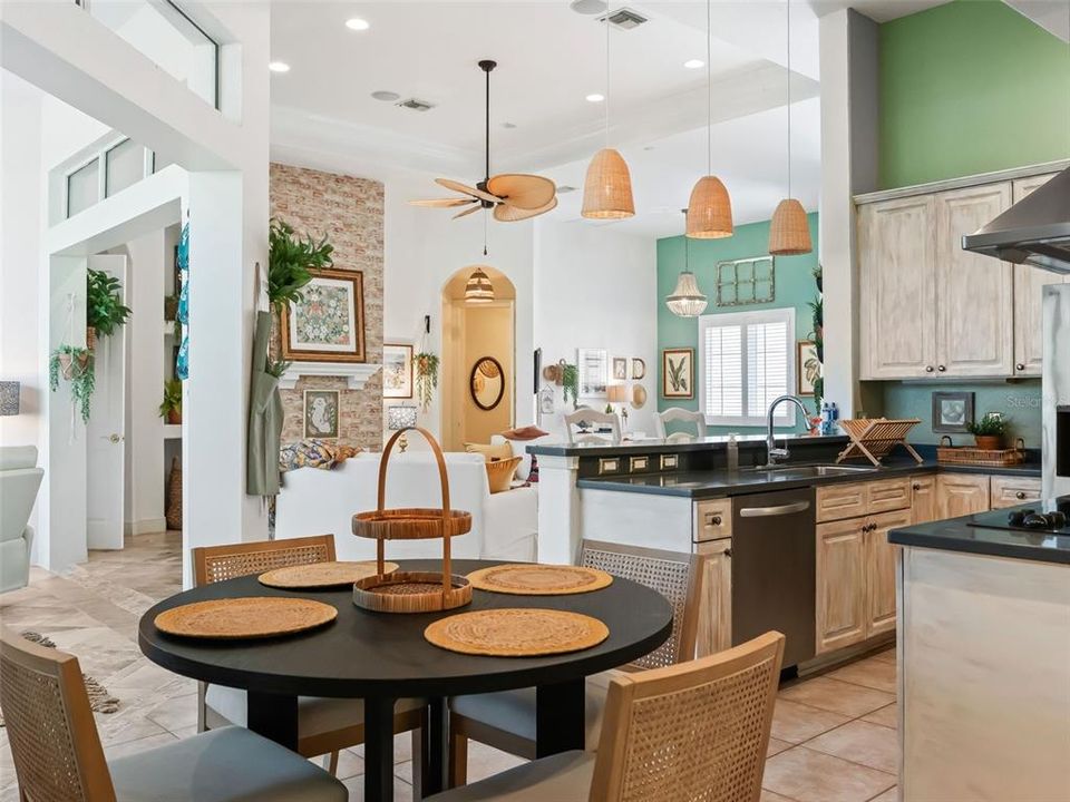 En Venta: $564,900 (3 camas, 3 baños, 2833 Pies cuadrados)