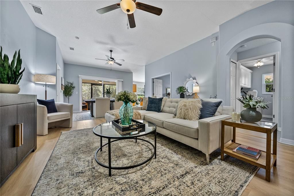 合同活跃: $340,000 (2 贝兹, 2 浴室, 1521 平方英尺)