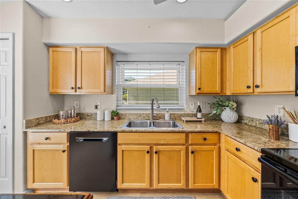 合同活跃: $340,000 (2 贝兹, 2 浴室, 1521 平方英尺)