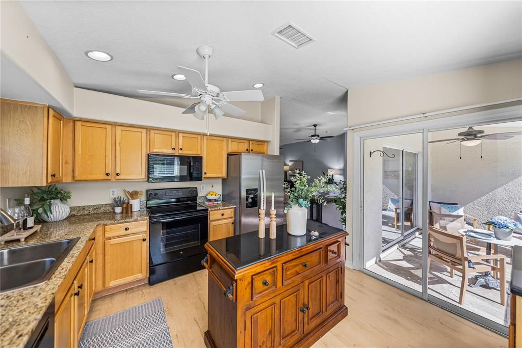 合同活跃: $340,000 (2 贝兹, 2 浴室, 1521 平方英尺)