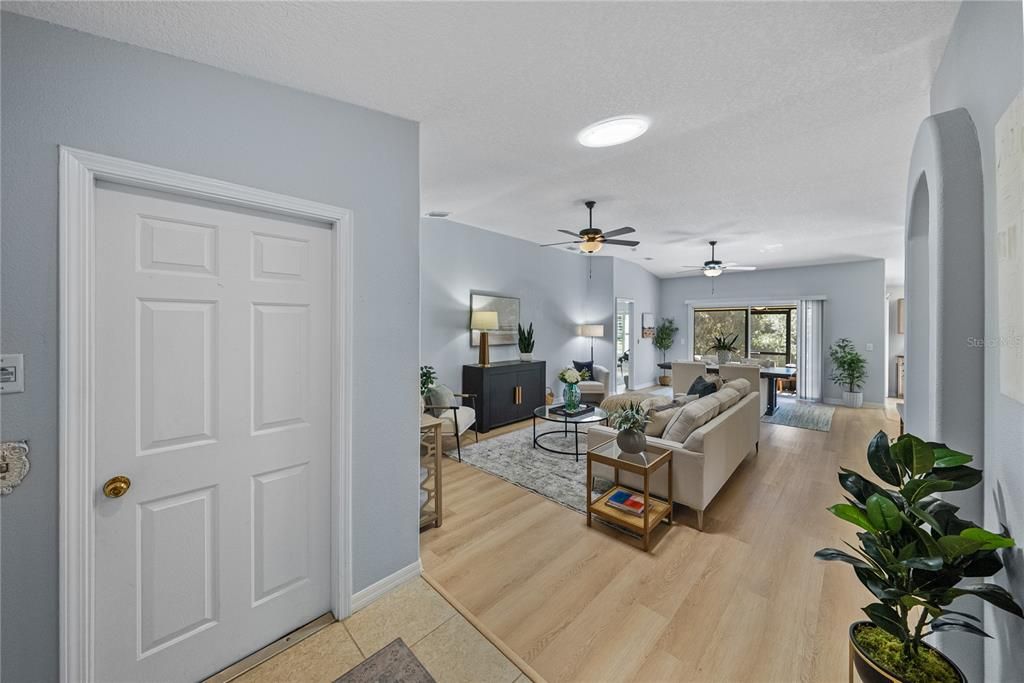 合同活跃: $340,000 (2 贝兹, 2 浴室, 1521 平方英尺)