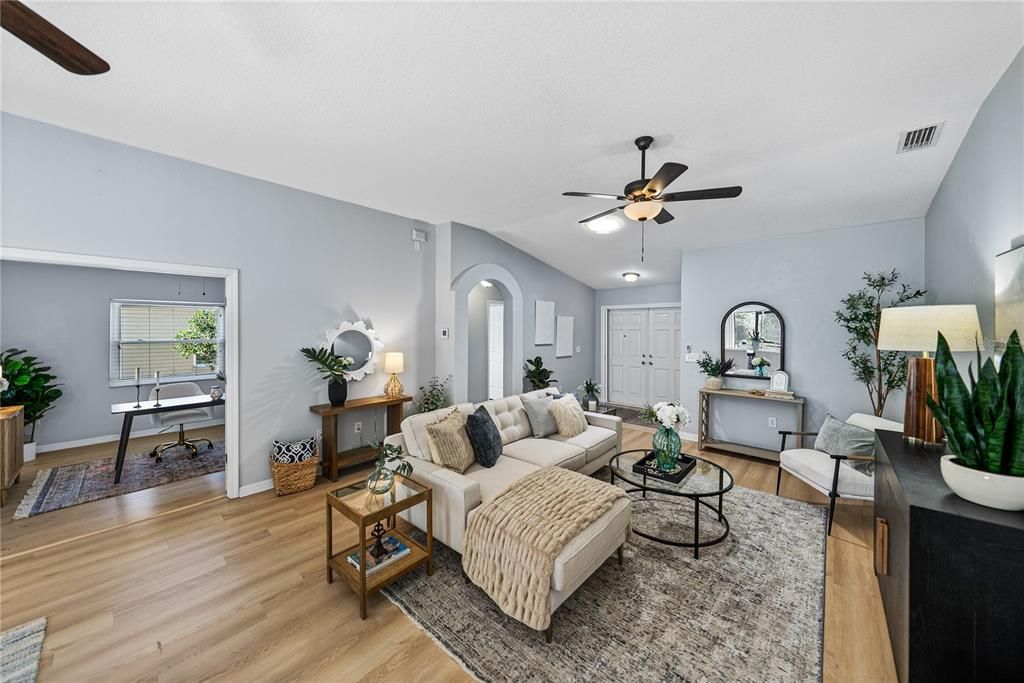 合同活跃: $340,000 (2 贝兹, 2 浴室, 1521 平方英尺)