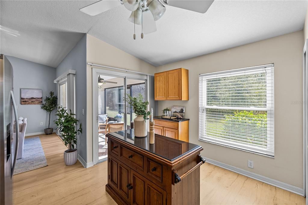 合同活跃: $340,000 (2 贝兹, 2 浴室, 1521 平方英尺)