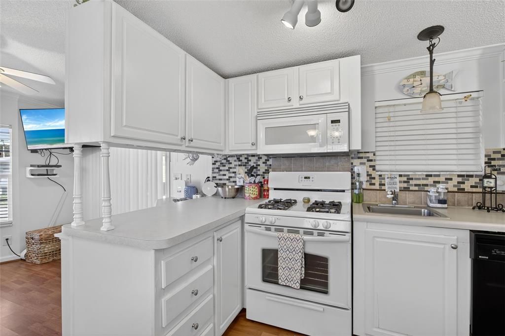 For Sale: $84,000 (1 beds, 1 baths, 404 Square Feet)