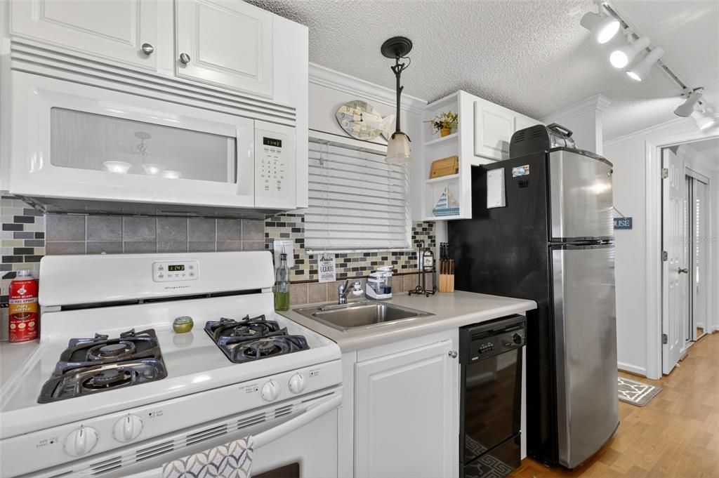 For Sale: $84,000 (1 beds, 1 baths, 404 Square Feet)