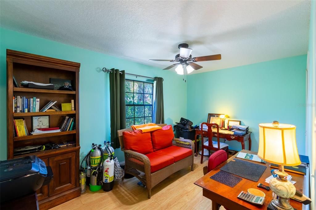 合同活跃: $375,000 (3 贝兹, 2 浴室, 1489 平方英尺)