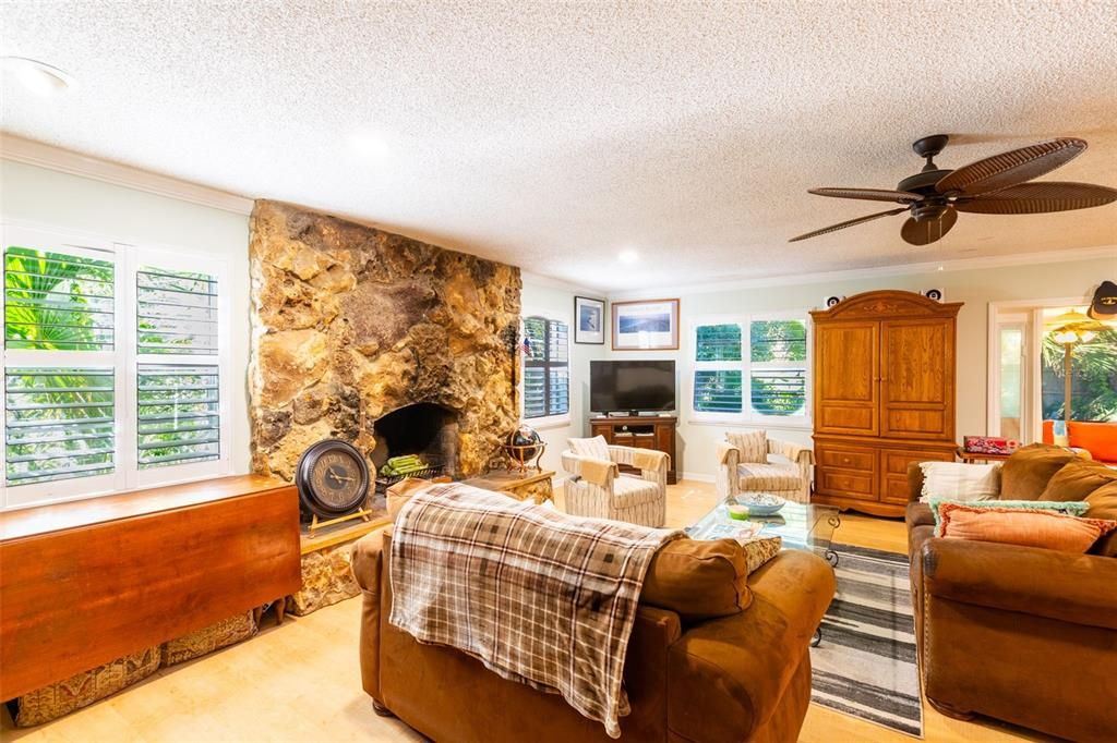 合同活跃: $375,000 (3 贝兹, 2 浴室, 1489 平方英尺)