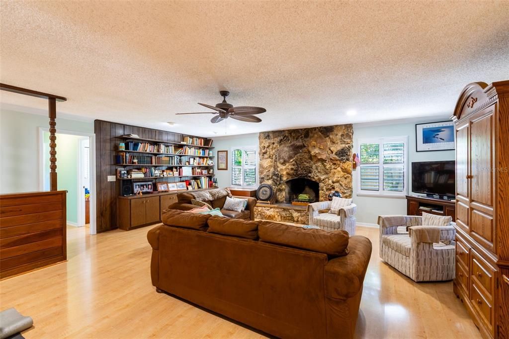 合同活跃: $375,000 (3 贝兹, 2 浴室, 1489 平方英尺)