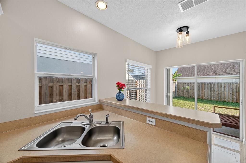 На продажу: $377,000 (3 спален, 2 ванн, 1608 Квадратных фут)