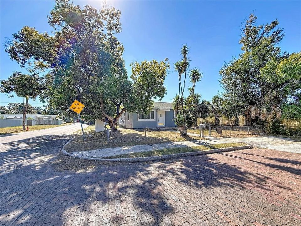 For Rent: $2,100 (2 beds, 1 baths, 916 Square Feet)