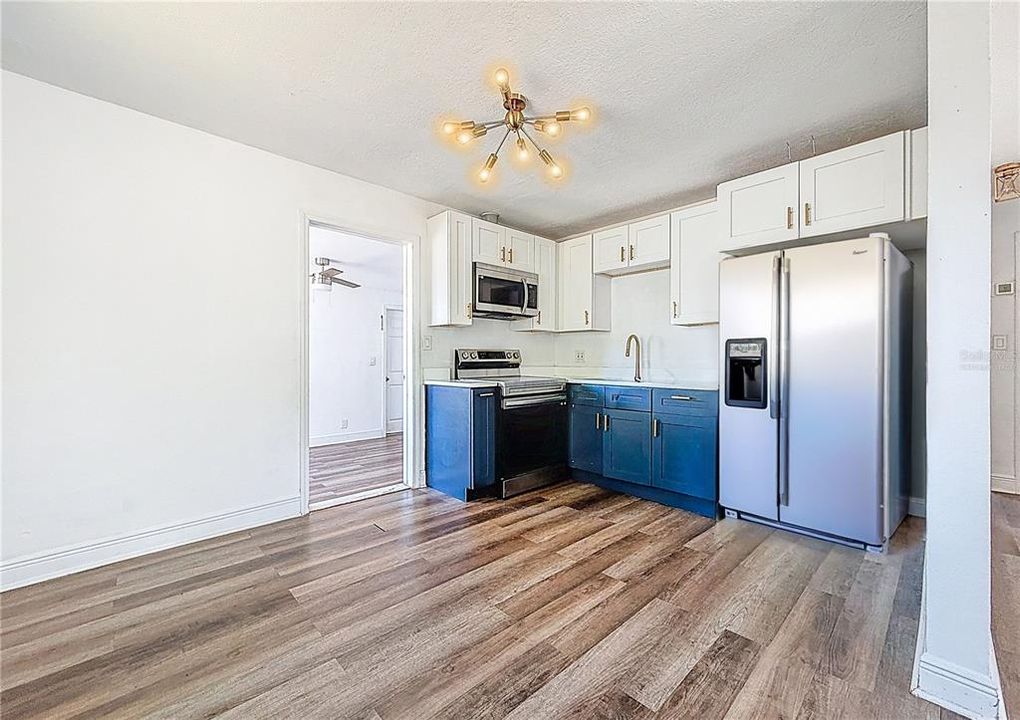 For Rent: $2,100 (2 beds, 1 baths, 916 Square Feet)