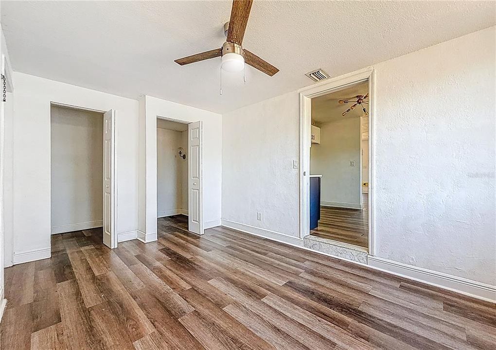 For Rent: $2,100 (2 beds, 1 baths, 916 Square Feet)