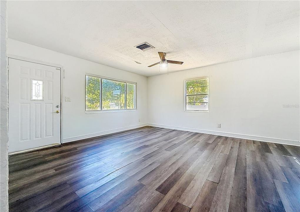 For Rent: $2,100 (2 beds, 1 baths, 916 Square Feet)