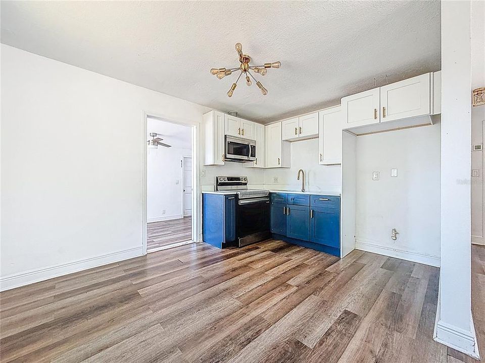 For Rent: $2,100 (2 beds, 1 baths, 916 Square Feet)