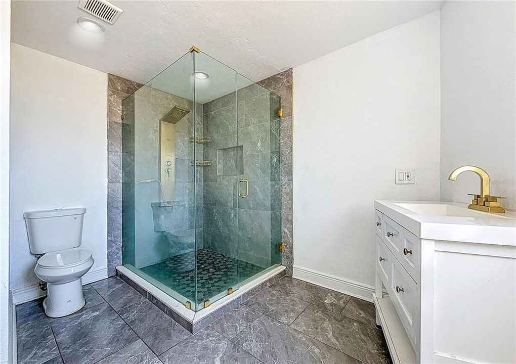 For Rent: $2,100 (2 beds, 1 baths, 916 Square Feet)