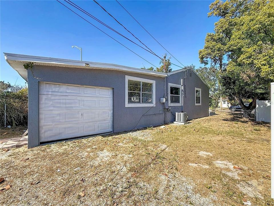 For Rent: $2,100 (2 beds, 1 baths, 916 Square Feet)