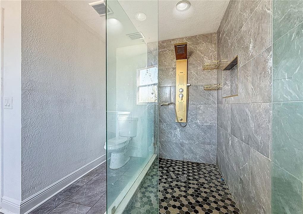 For Rent: $2,100 (2 beds, 1 baths, 916 Square Feet)