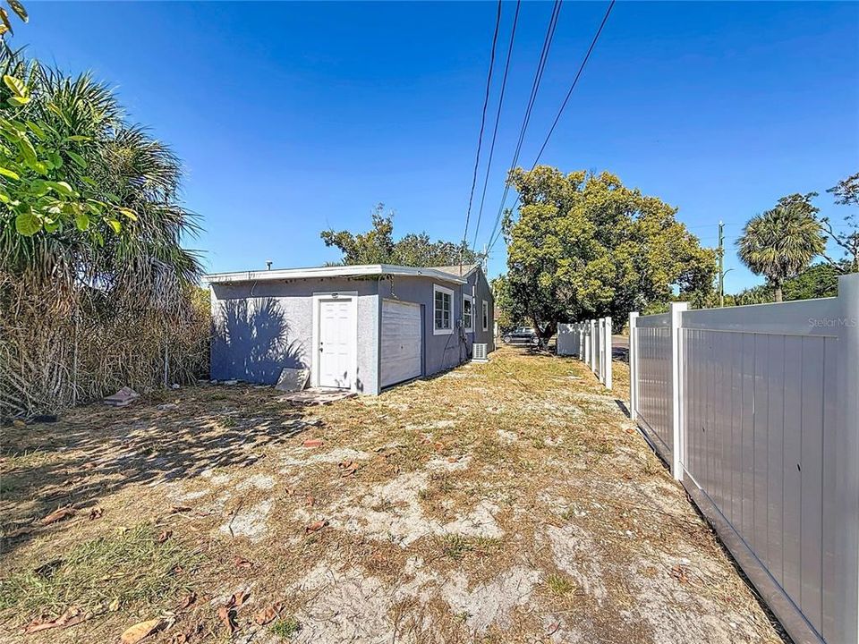 For Rent: $2,100 (2 beds, 1 baths, 916 Square Feet)