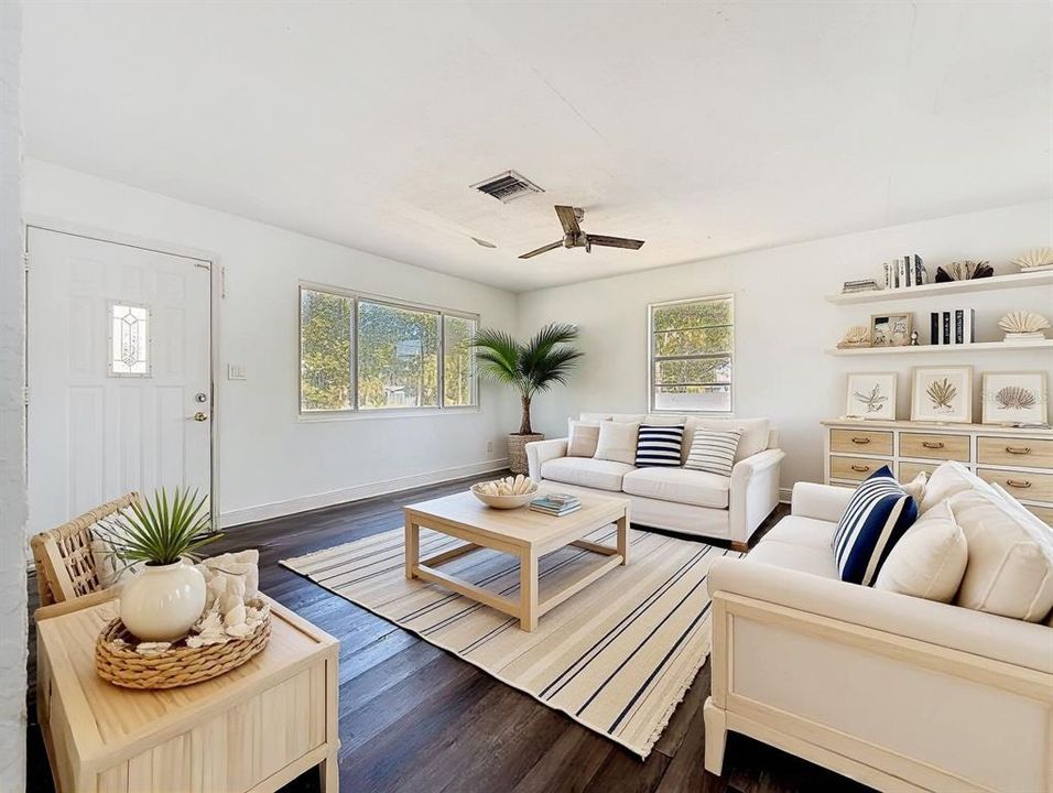 For Rent: $2,100 (2 beds, 1 baths, 916 Square Feet)