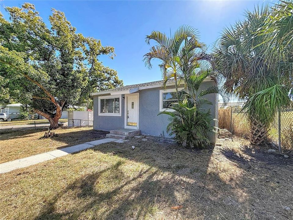 For Rent: $2,100 (2 beds, 1 baths, 916 Square Feet)