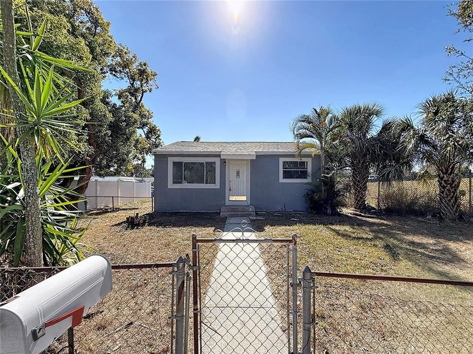 For Rent: $2,100 (2 beds, 1 baths, 916 Square Feet)