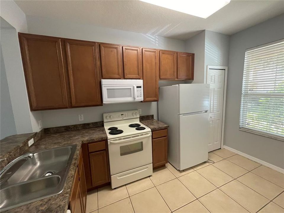 For Rent: $1,900 (3 beds, 2 baths, 1409 Square Feet)