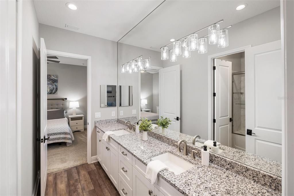 En Venta: $879,000 (3 camas, 2 baños, 2427 Pies cuadrados)