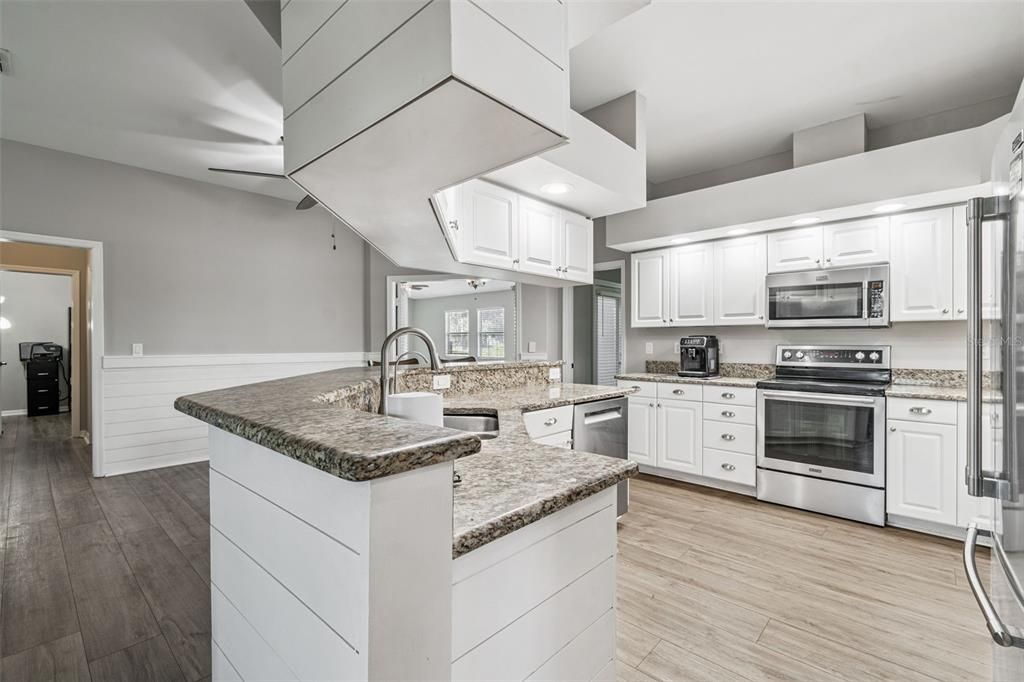 For Sale: $559,900 (3 beds, 2 baths, 2212 Square Feet)