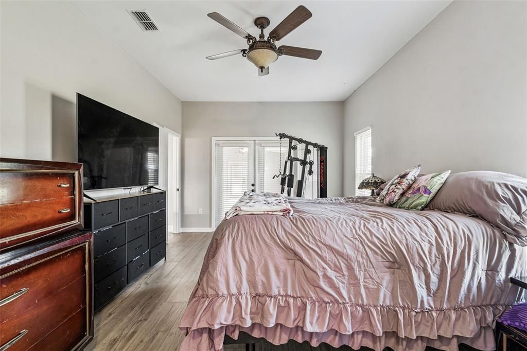 For Sale: $559,900 (3 beds, 2 baths, 2212 Square Feet)