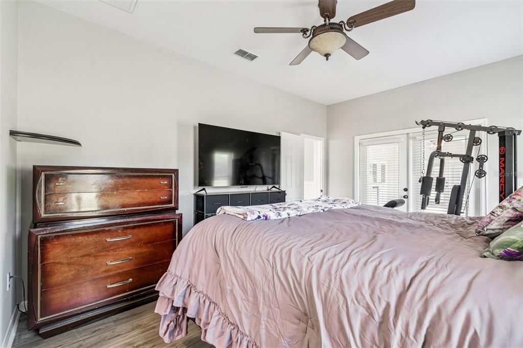 For Sale: $559,900 (3 beds, 2 baths, 2212 Square Feet)