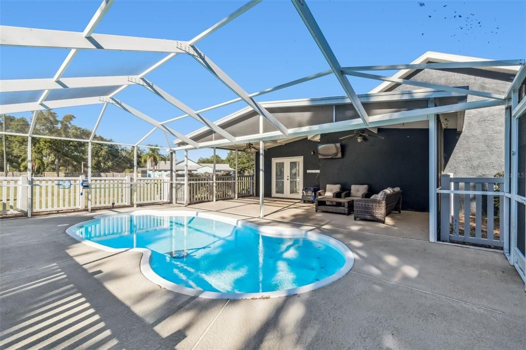 For Sale: $559,900 (3 beds, 2 baths, 2212 Square Feet)