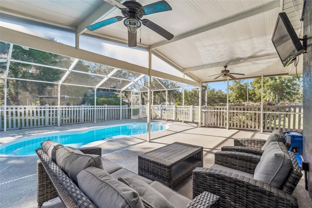 For Sale: $559,900 (3 beds, 2 baths, 2212 Square Feet)