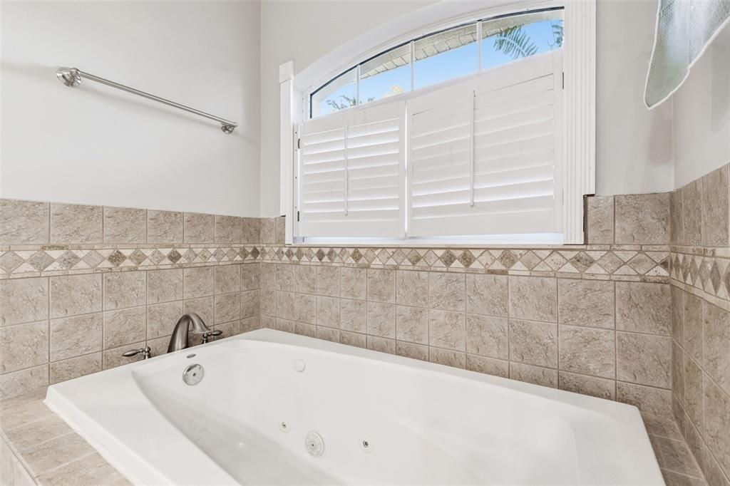 For Sale: $559,900 (3 beds, 2 baths, 2212 Square Feet)