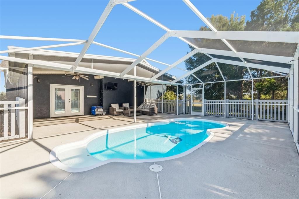 For Sale: $559,900 (3 beds, 2 baths, 2212 Square Feet)