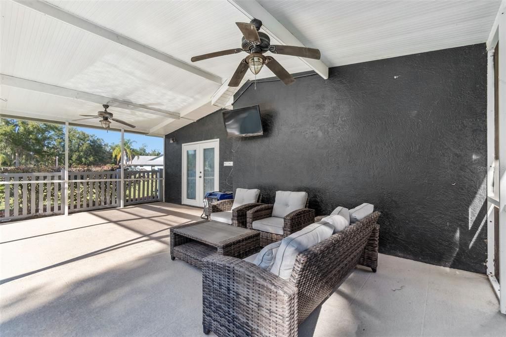 For Sale: $559,900 (3 beds, 2 baths, 2212 Square Feet)