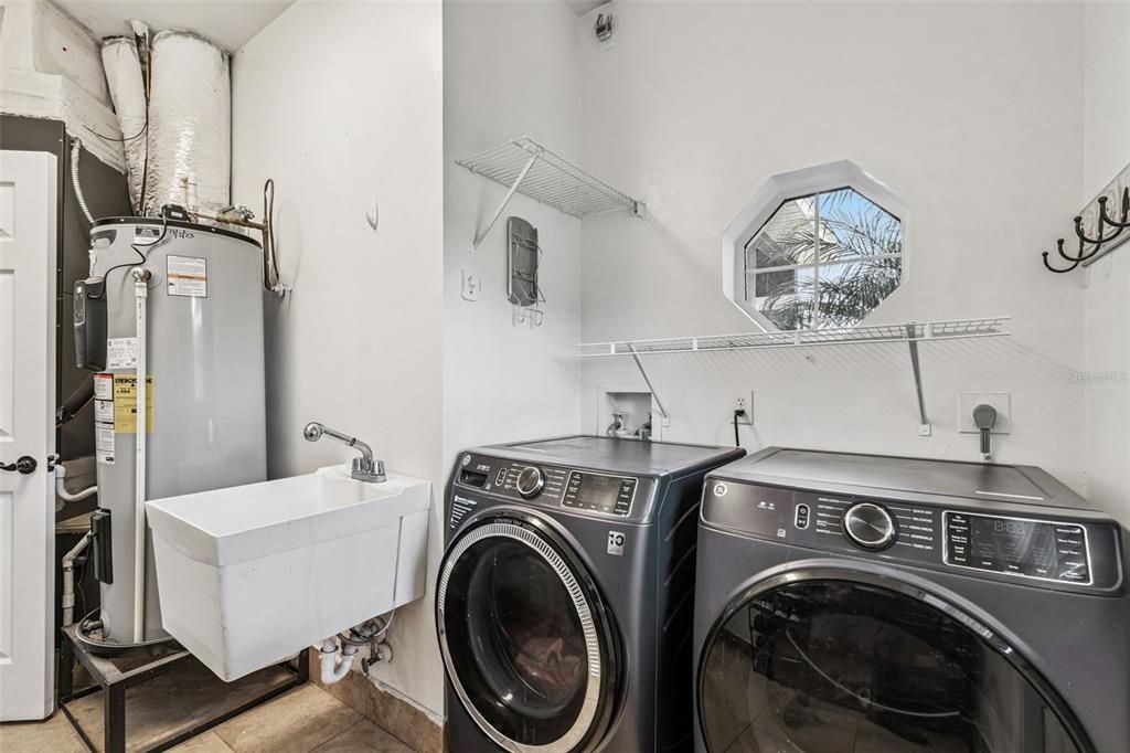 For Sale: $559,900 (3 beds, 2 baths, 2212 Square Feet)