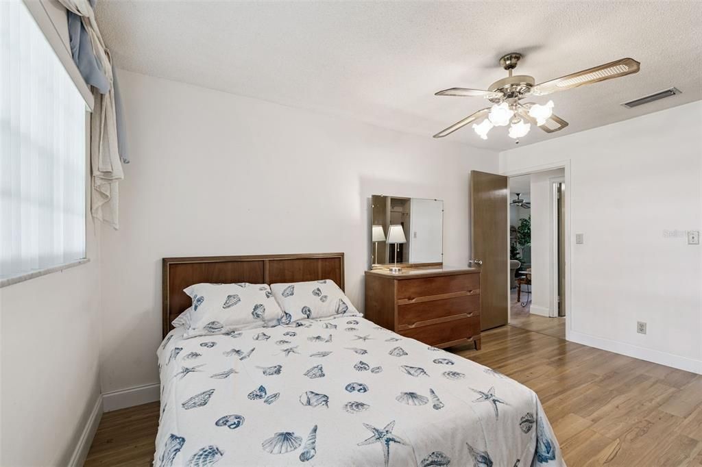 For Sale: $110,000 (1 beds, 1 baths, 985 Square Feet)